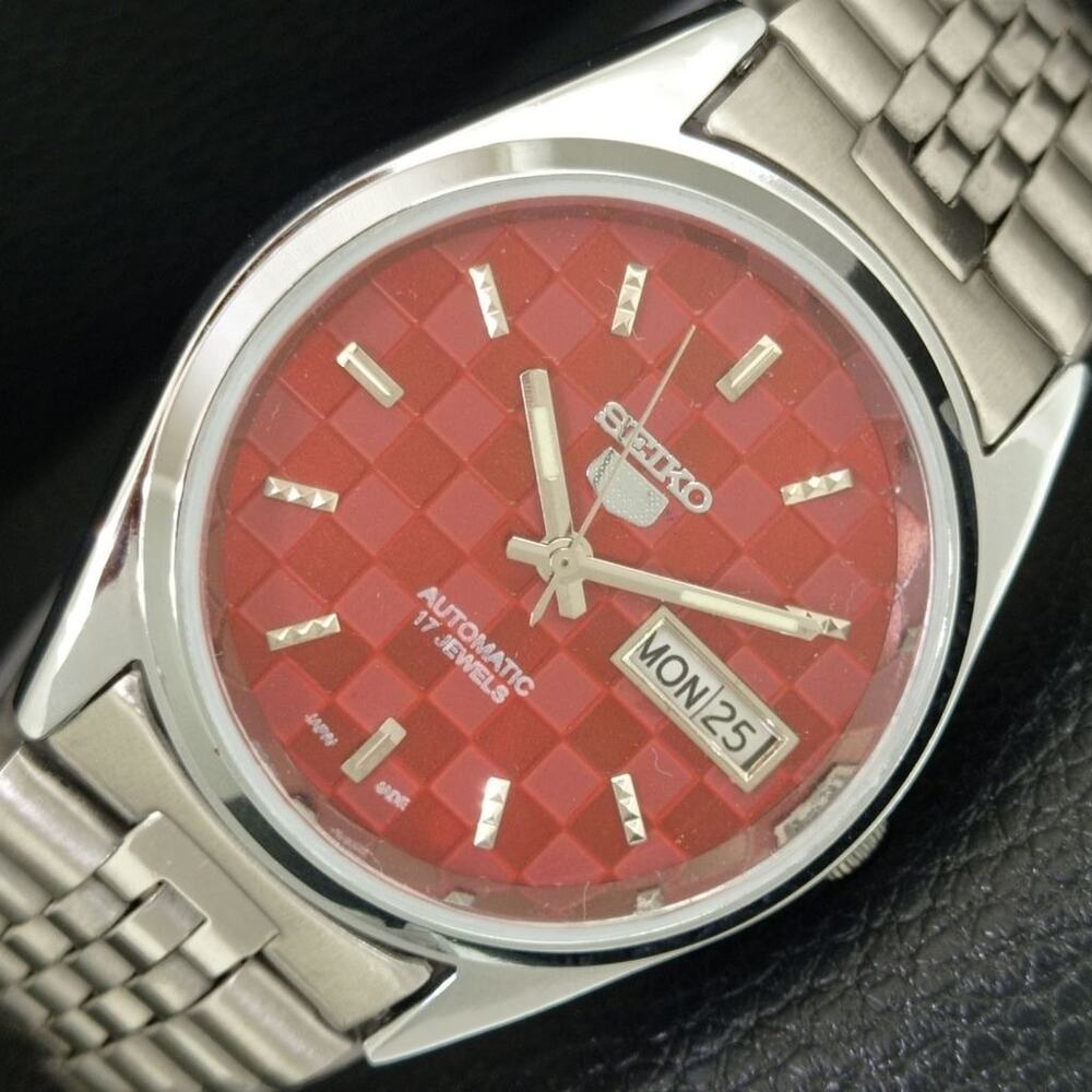 Vintage 1974 Seiko Automatic Mens Silver Watch W/daydate & Silver Accents